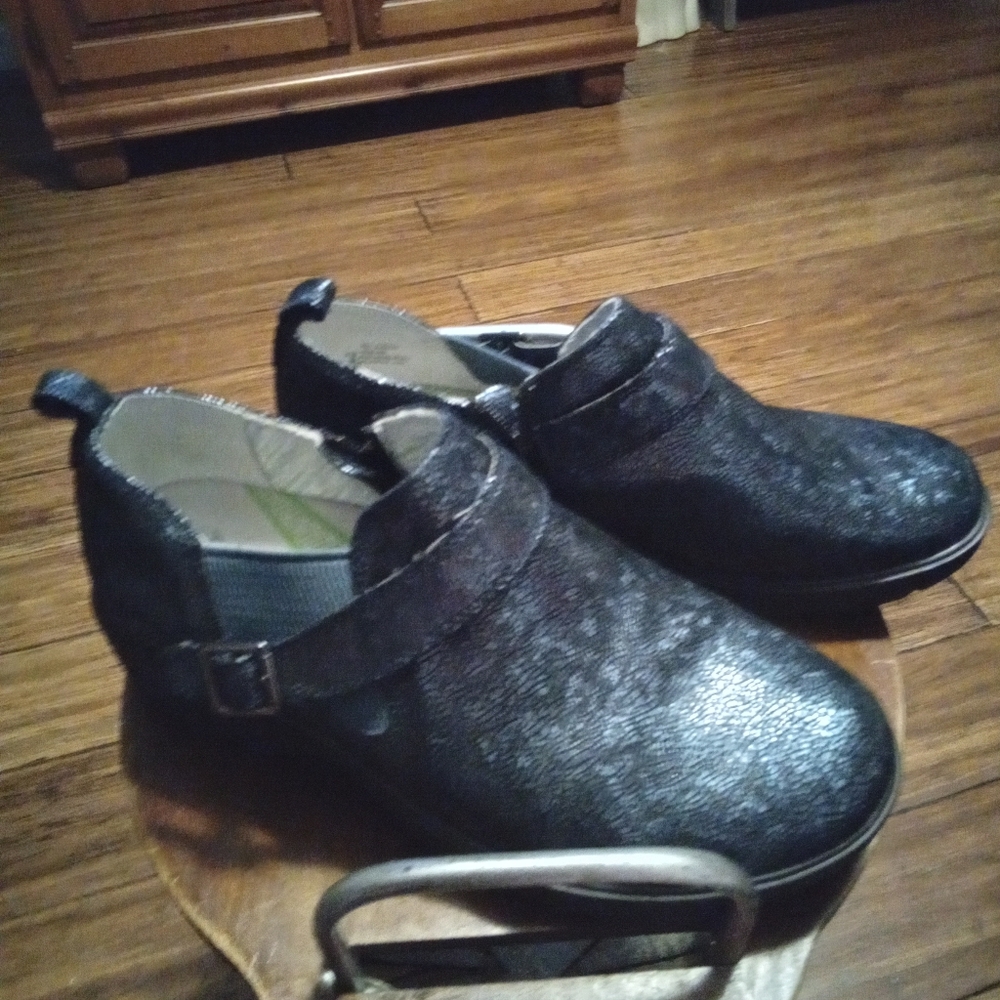 Align Arya Nurse Mates Moonlight Navy Color size 9.5 wide